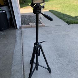 Focus Onn. Tripod With Smartphone Craddle NEW