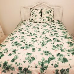 Beautiful Green And White  Ivey Plant With Pink Flowers Comforter Set...Size Full/Queen..Comes With 2 Pillow Shams And Comforter..Like NEW!