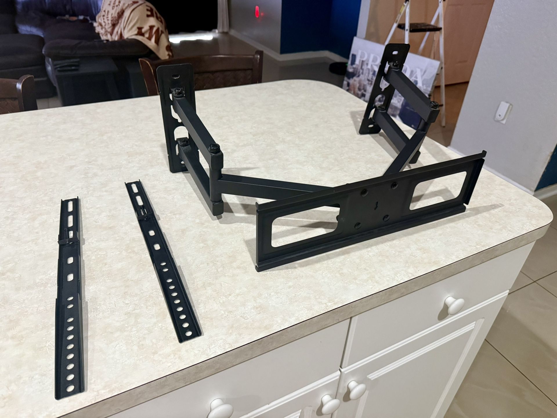 Corner wall TV mount