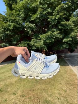On running shoes women size 8.5 cloud swift light blue great condition
