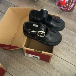 VANS MARYJANES SIZE 7T black 