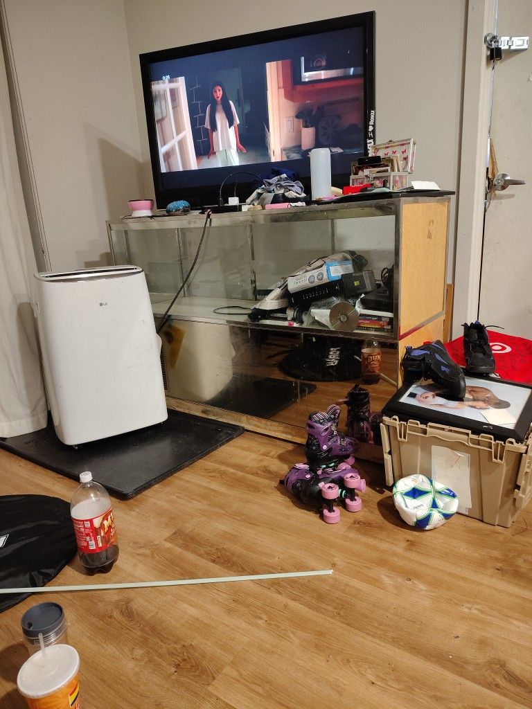 Display Case.MUST BE PICKED Up Before 2/01/26