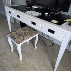 Four piece White Queen bedroom set