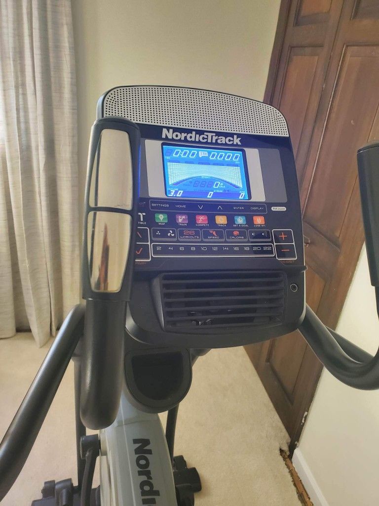 NORDICTRACK E8.7 ELLIPTICAL MACHINE ( LIKE NEW / EXCELLENT CONDITION
