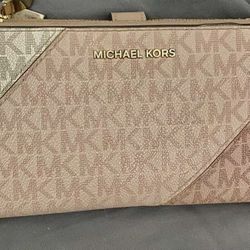 Michael Kors
Wrist/Wallet