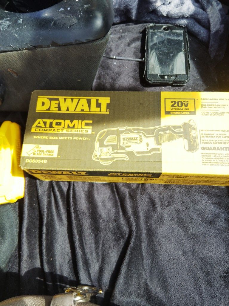 DeWalt Atomic Tool And 3 20v 4ah Batteries