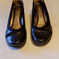 Journee Collection Women's Clover Wedge Sandals Patent Leather Black