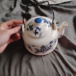 Tea pot