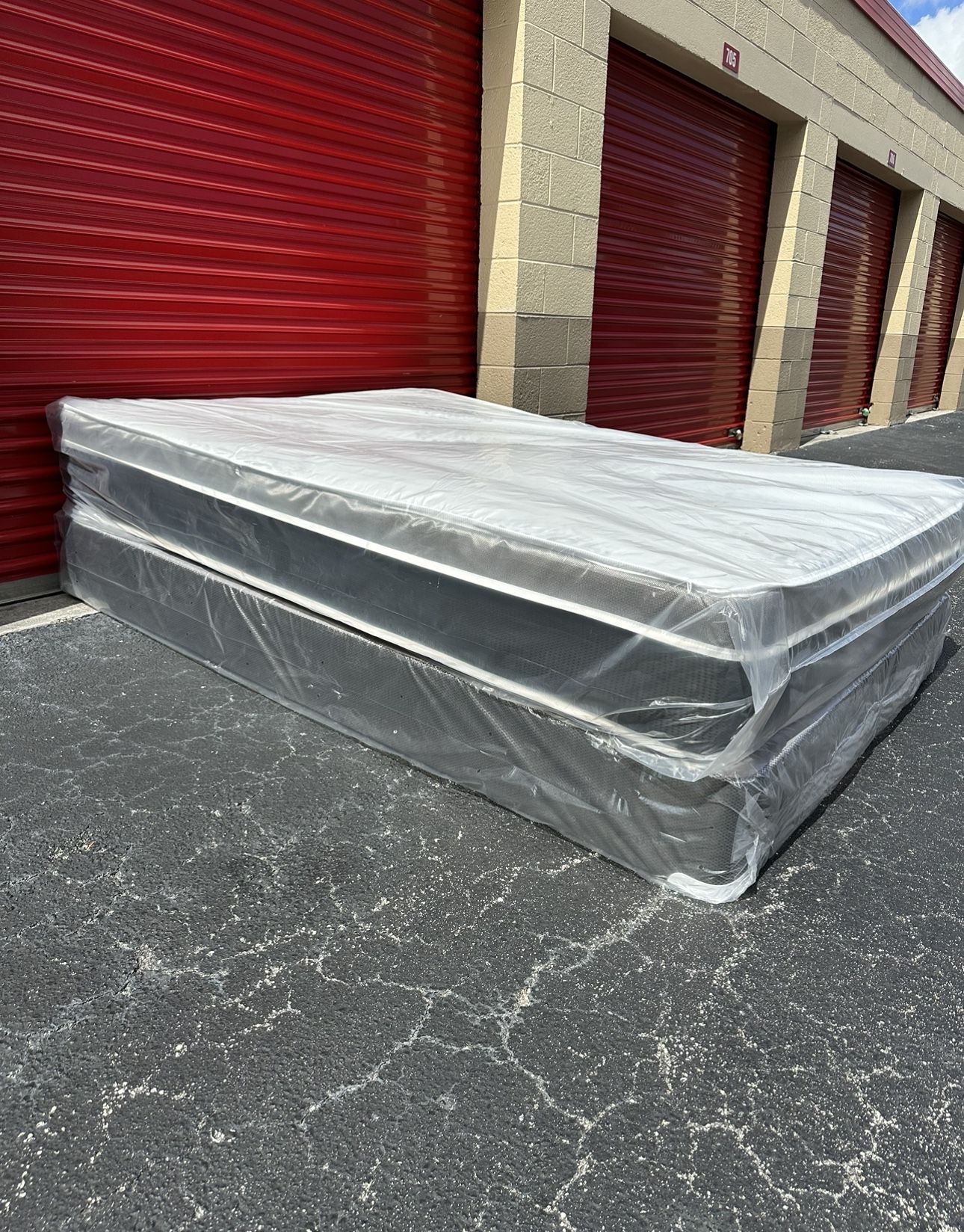 NEW Mattress Queen Size Pillowtop With Box Spring // Offer 🚚