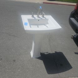 Pedestal Sink. 24 Inches