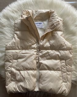 Old Navy Girls Puffer Vest Size 6-7)