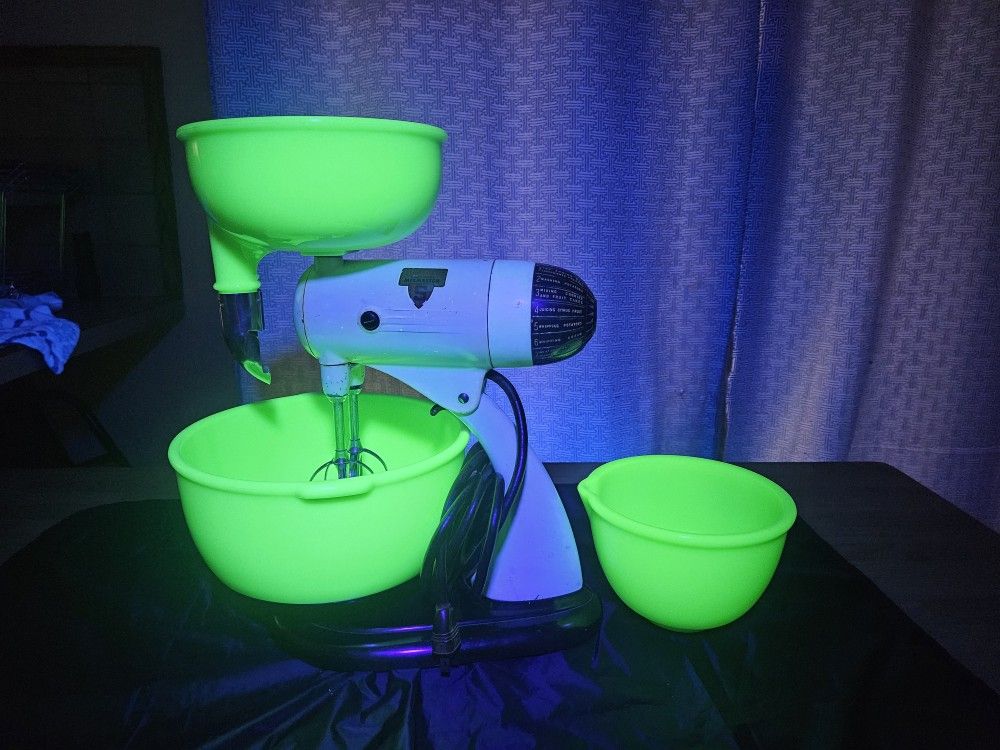 Jadeite Uranium Mixing Bowls And Juicer With Working Mixer