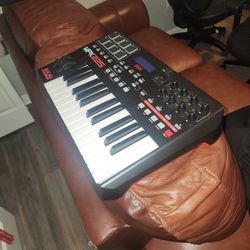 Akai MPK225 Keyboard