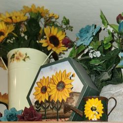 VINTAGE FLORAL DAISY COUNTRY MINI METAL FLOWER ARRANGEMENT VASE WATERING CAN HAND PAINTED STORAGE BOX