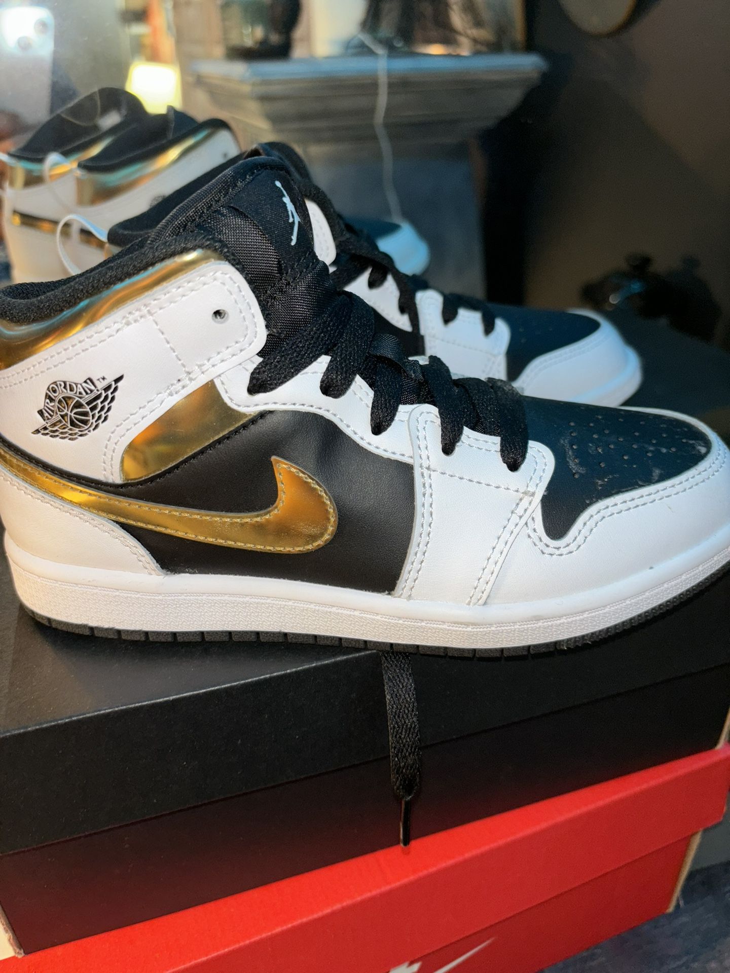 Jordan 1 Mid White Gold Black GS