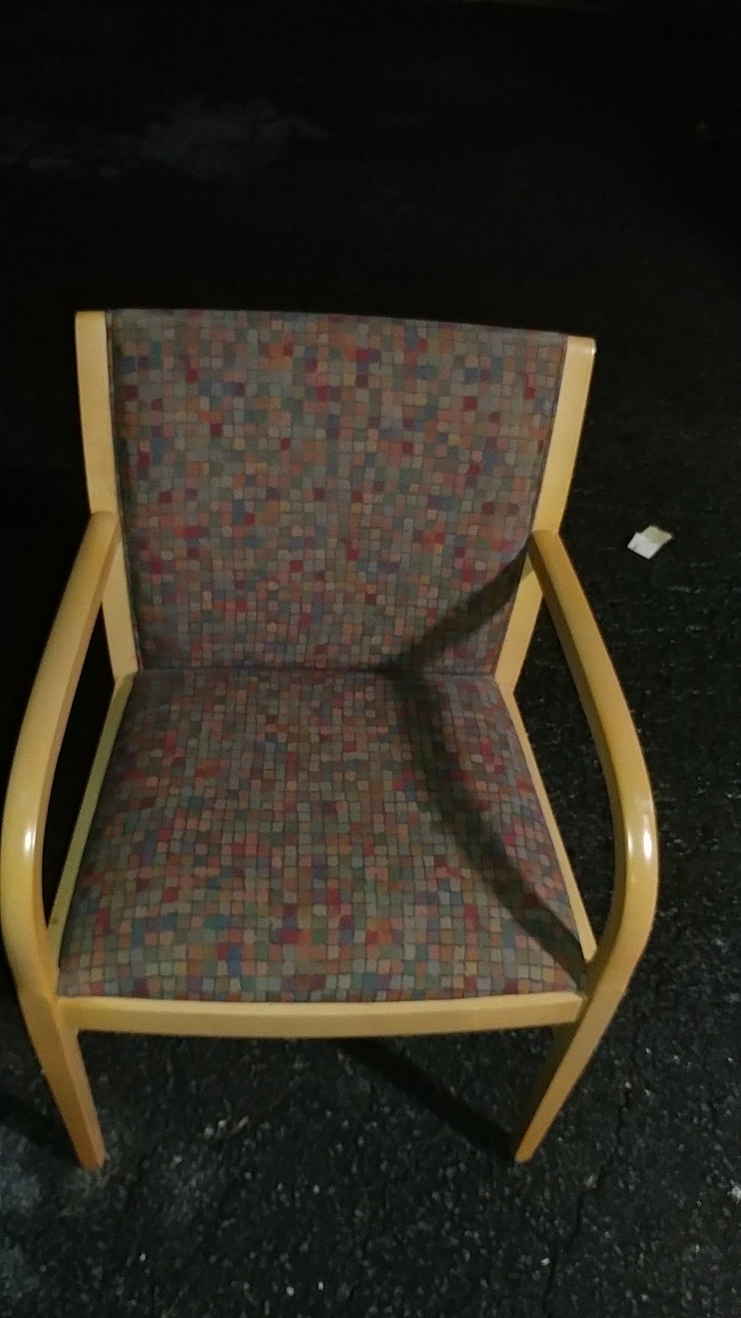 (195 )PIECES OF DOCTOR'S LOBBY OFFICE CHAIRS($8.00 EACH)