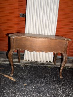 Vintage Wooden Side Table with Curved Legs – Traditional Accent Table