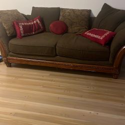 Love Seat With 6 Pillows