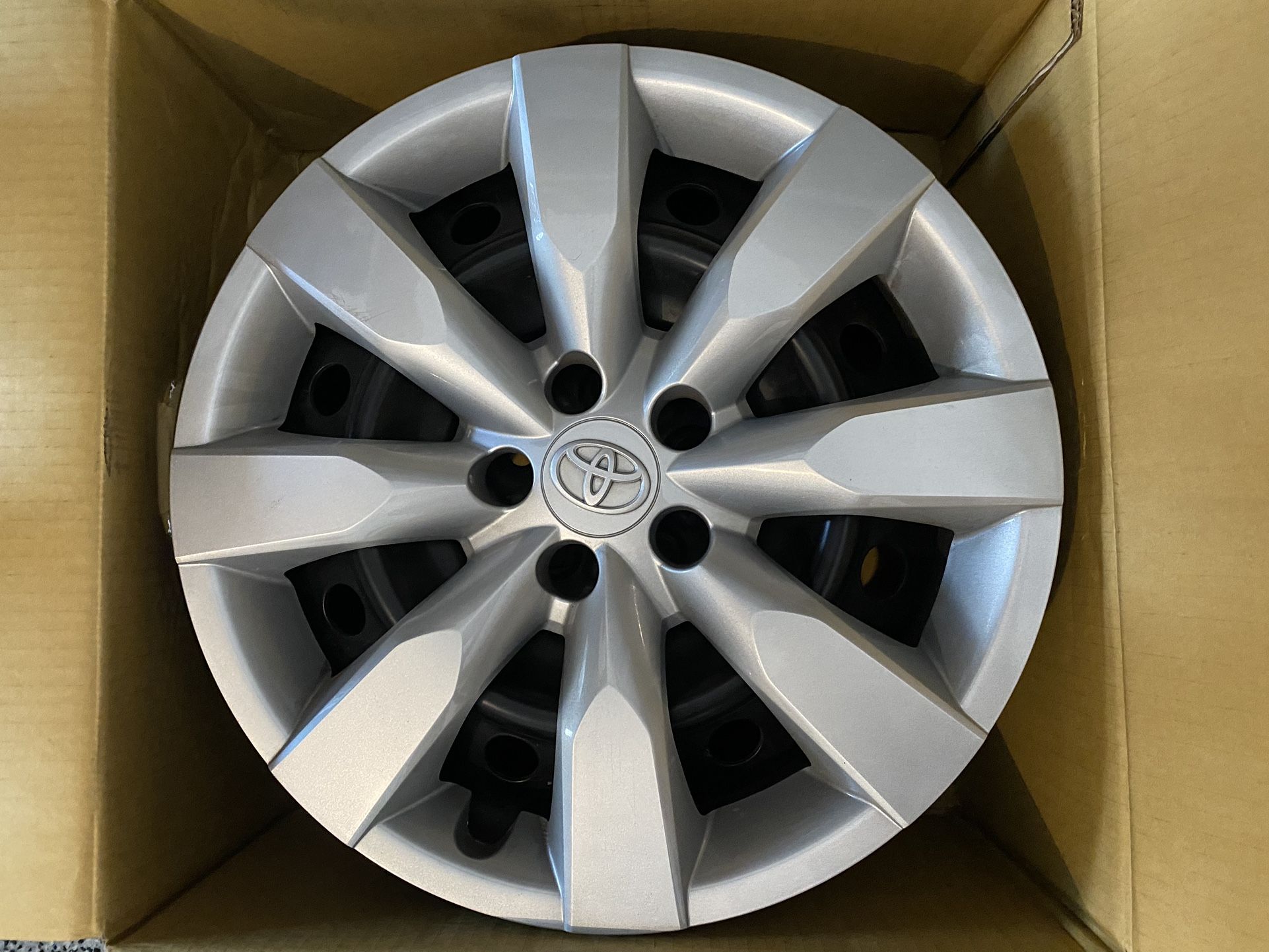 Toyota Corolla 2016 16 in OEM Steel Wheels with Hub Caps