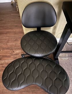 Ergonomic cross legged chair