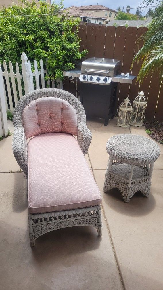 Vintage White Rattan Chaise Lounge With Side Table