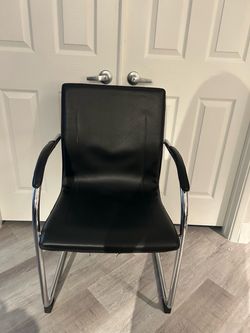 MODERN ARMCHAIR / OFFICE CHAIR/ IN GREAT CONDITION