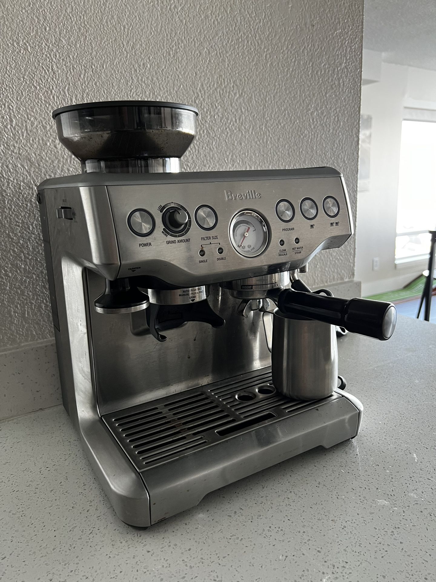 Breville Espresso Machine The Barista Express for Sale in Seattle, WA OfferUp