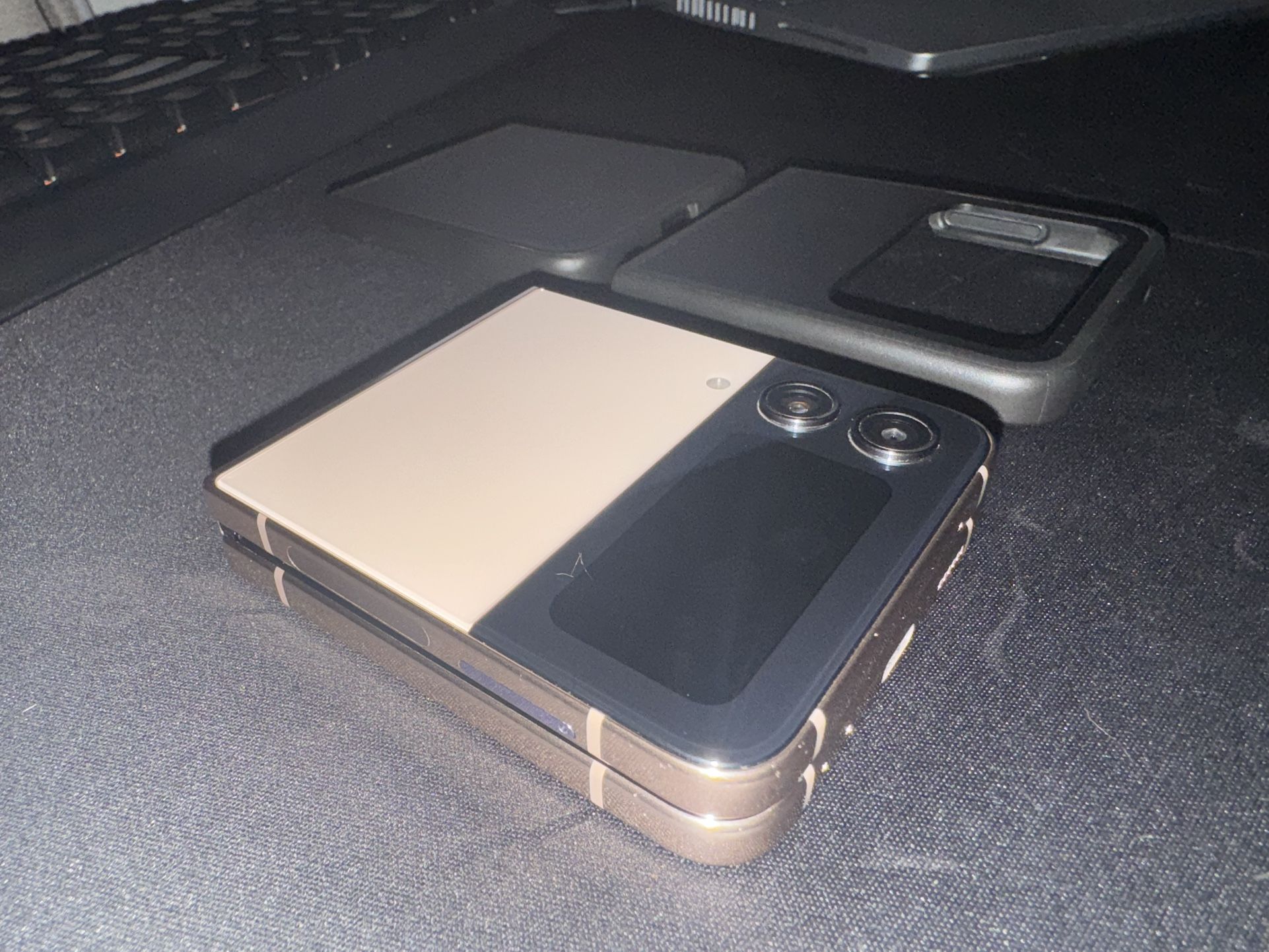 Samsung Galaxy Flip 4 - Fully unlocked, Great Condition!