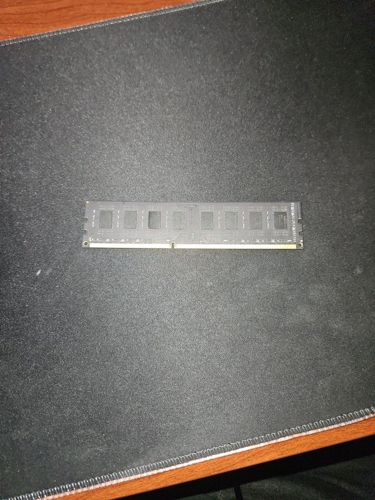 1x4 GB DDR3 RAM 