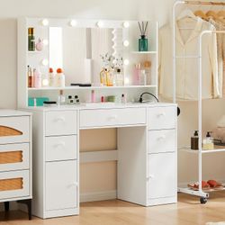 7Drawers Makeup Vanity Desk with Mirro And Charging Station 