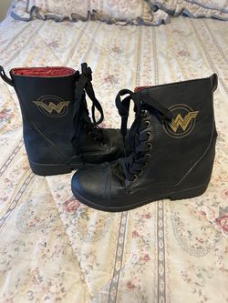 Boots- Wonder Woman. Chino, ca