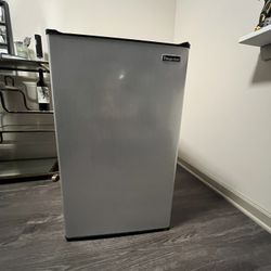 Medium size Mini Fridge 