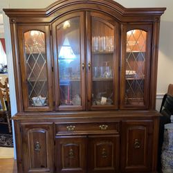BROYHILL ILLUMINATED CABINET “422E”