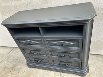 BEAUTIFUL LARGE QUALITY DRESSER TV CABINET CAN DELIVER LOCAL IF NEEDED