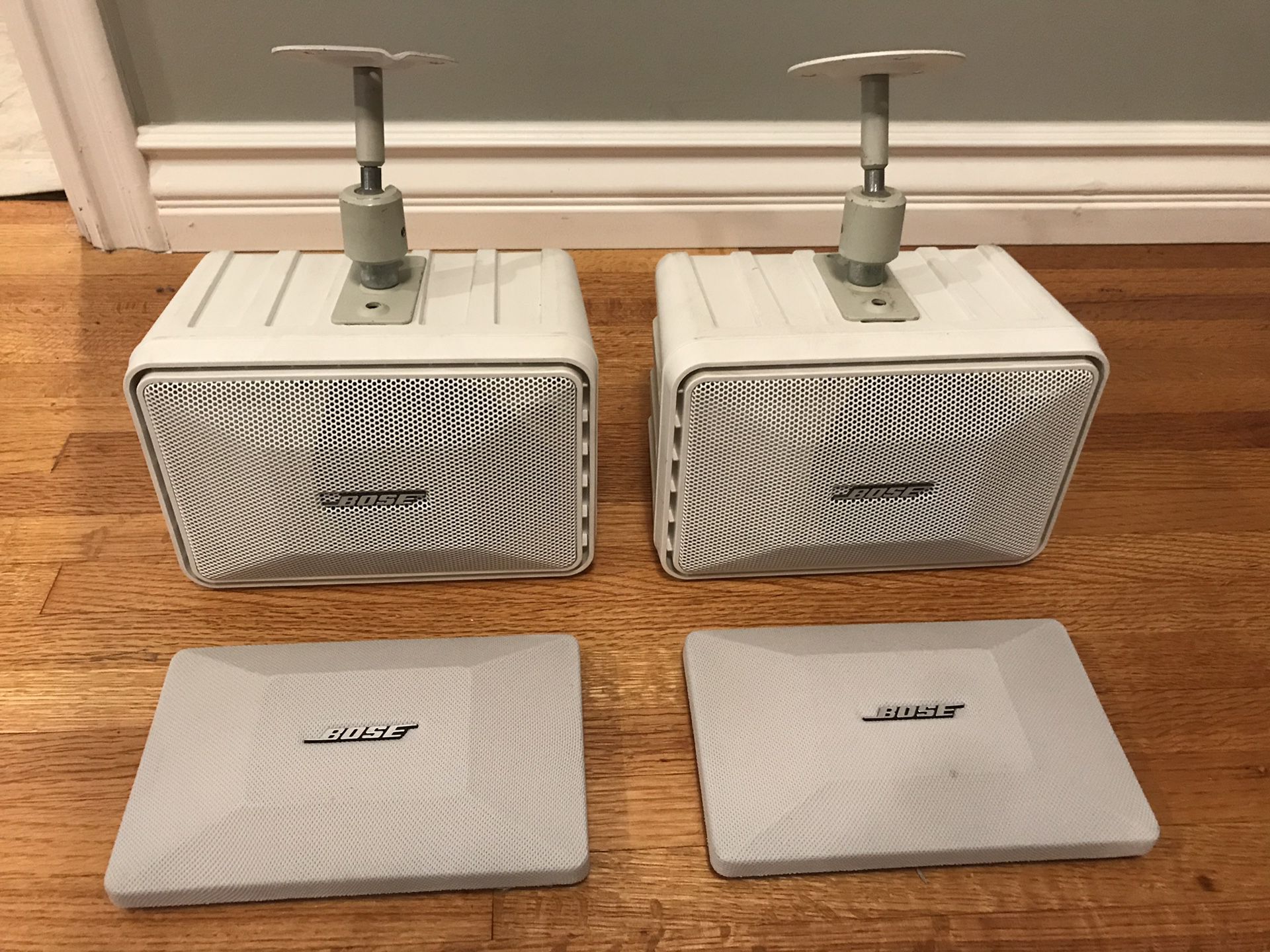 Bose 101 indoor:outdoor speakers w/extra covers & mounting brackets.