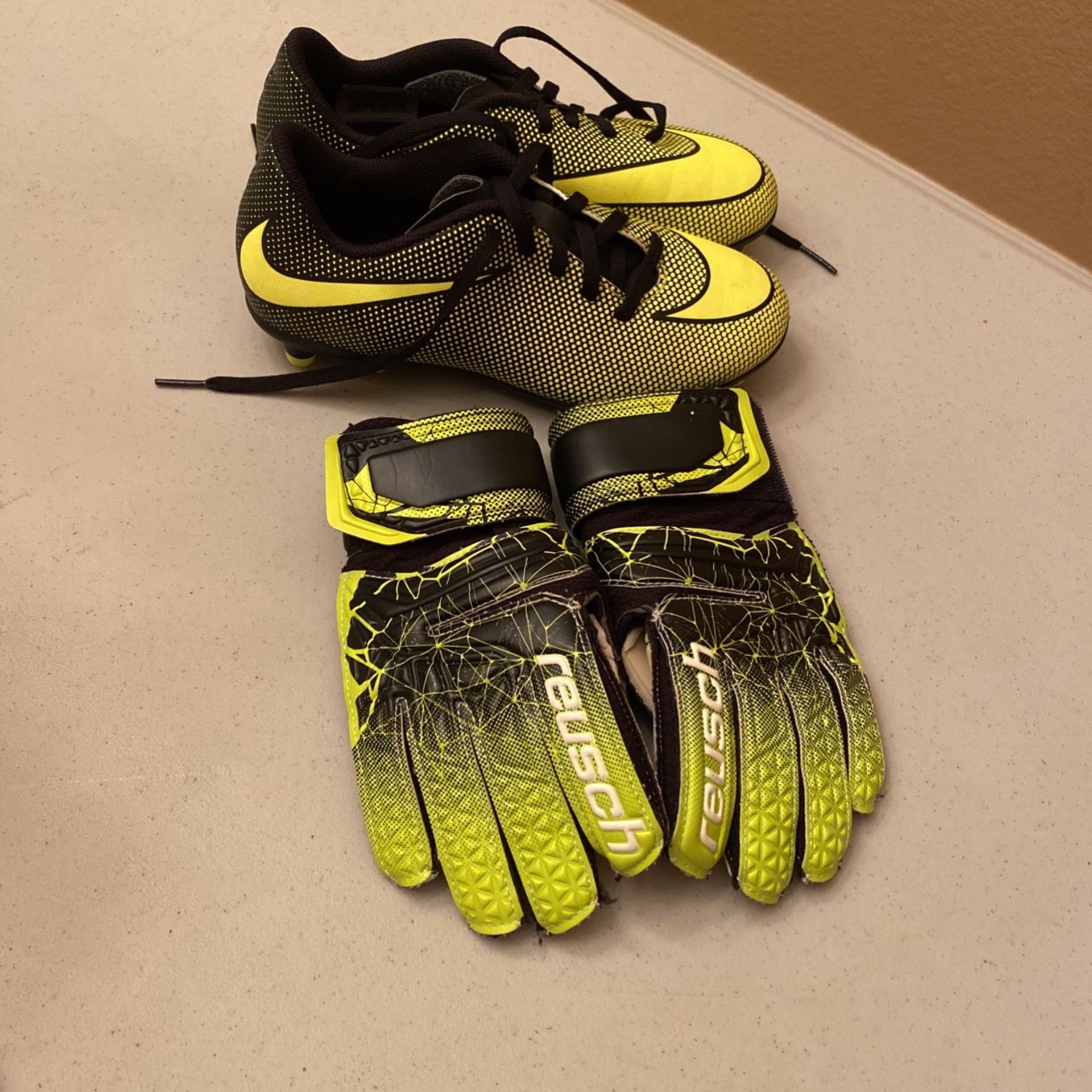 Nike Soccer Cleats Shoes Kids Sz 2Y Black And Green Youth And Goalie Gloves