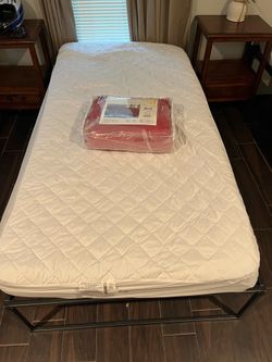 Twin Bed & twin comforter set