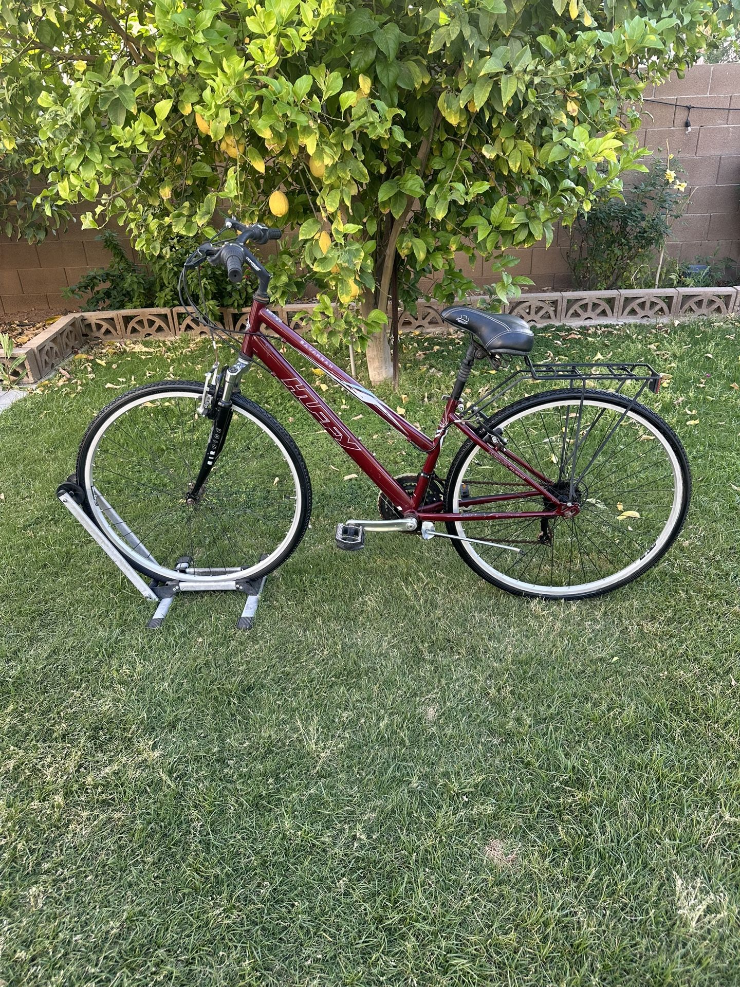HUFFY SAVANNAH 700C MOUNTAIN BIKE, 6X3 SPEED, MEDIUM ALUMINUM FRAME, FRONT AND REAR HANDLE BRAKE 