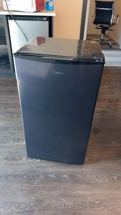 Midea Mini Fridge – Like New, Still Has Plastic On