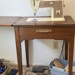 Singer Sewing machine In Cabinet