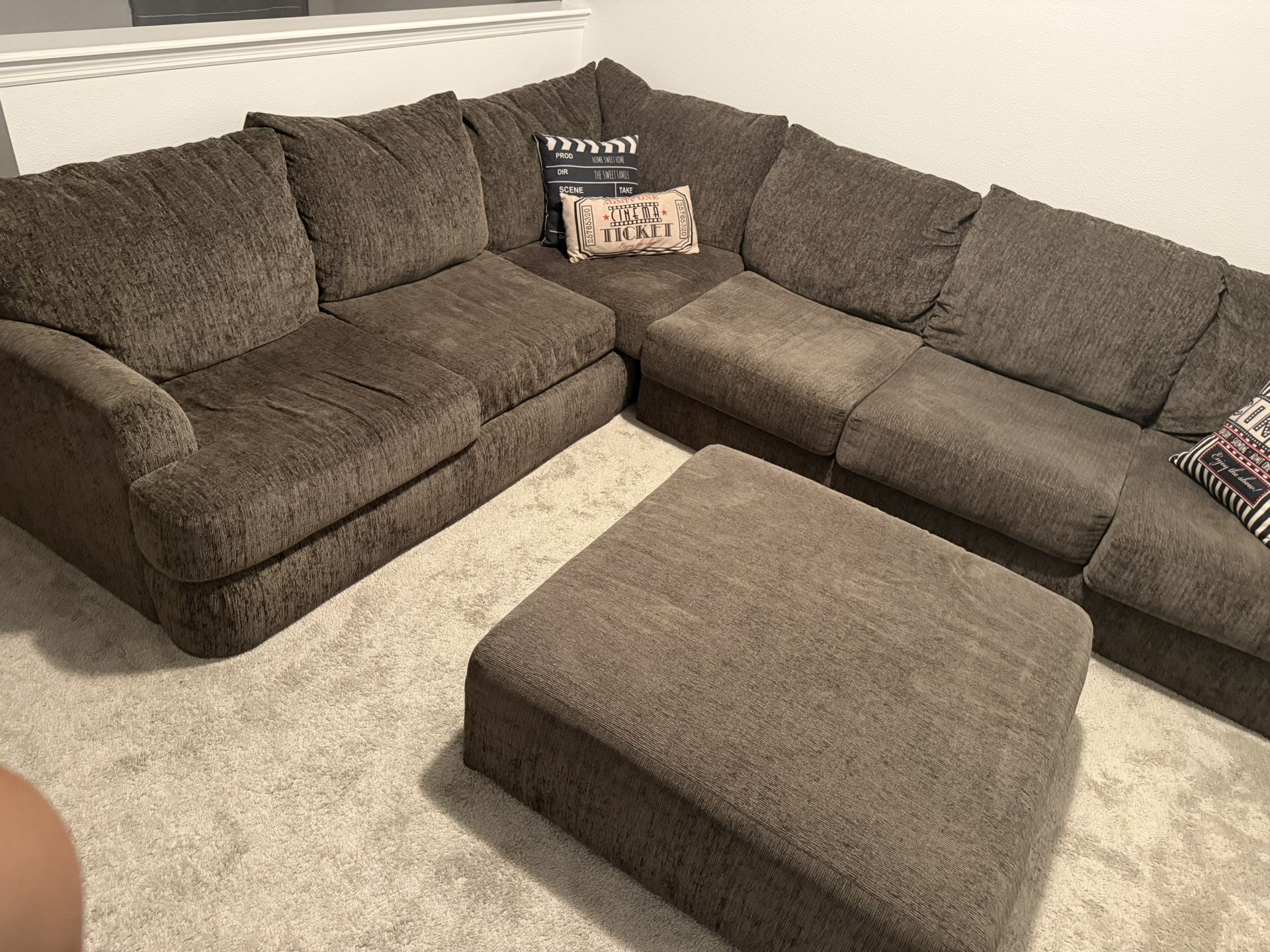 🛋 Large Gray Sectional Sofa with Ottoman – Great Condition