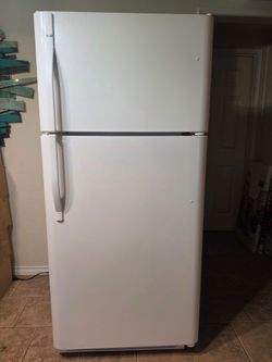 Clean & Working White Top-Freezer Refrigerator – Perfect Garage/Apartment Fridge!