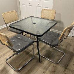 Dinner Table With 4 Chair, / Mesa De Comedor Con 4 Sillas 