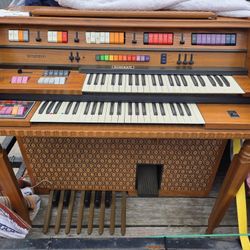 Working Vintage Kimball "The Entertainer" electronic home organ.