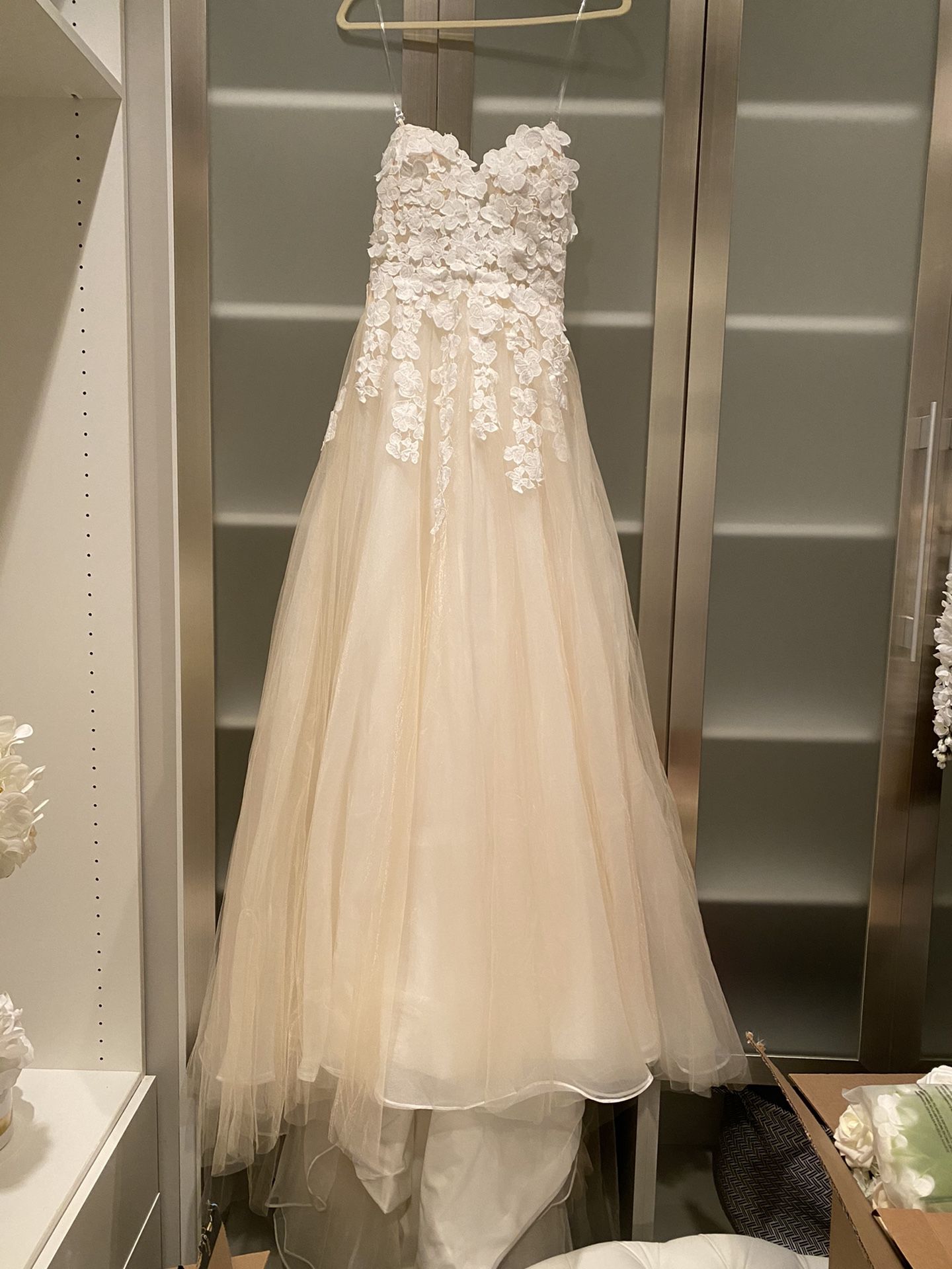 NEW WEDDING DRESS! Size US 4/6 3D floral