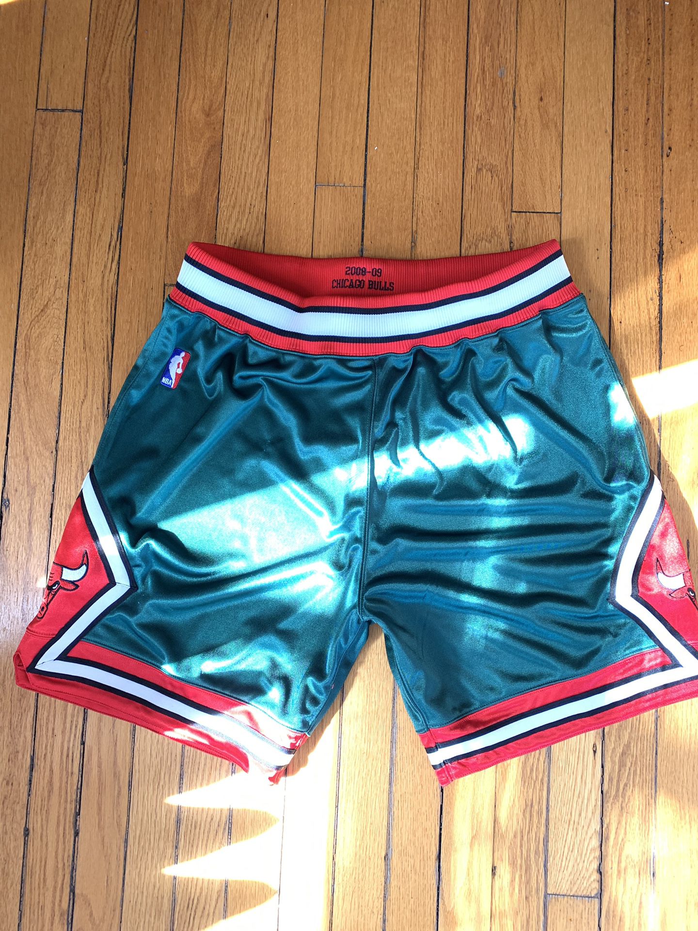 Men’s Mitchell & Ness Chicago Bulls Green Week ‘08-‘09 Shorts L