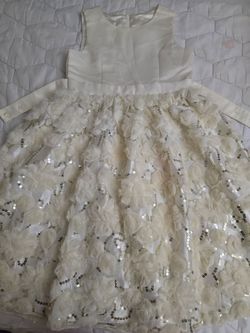 Beautiful dress for girl, size says 7 but fits like 5