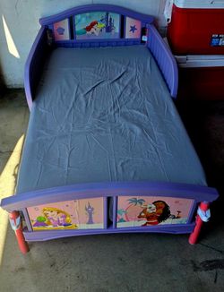 Toddler bed & organizer
