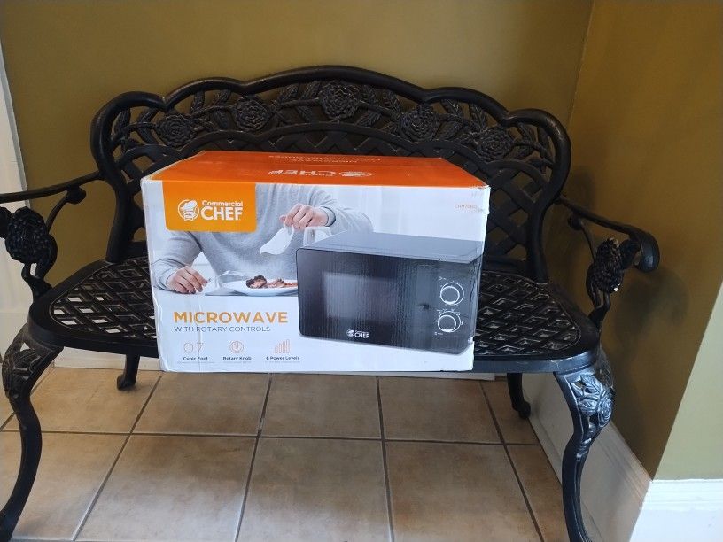Commercial Chef 0.7 Cubic Foot 700 Watt Microwave