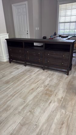 Havertys Bryant Entertainment Console – Rustic Cappuccino